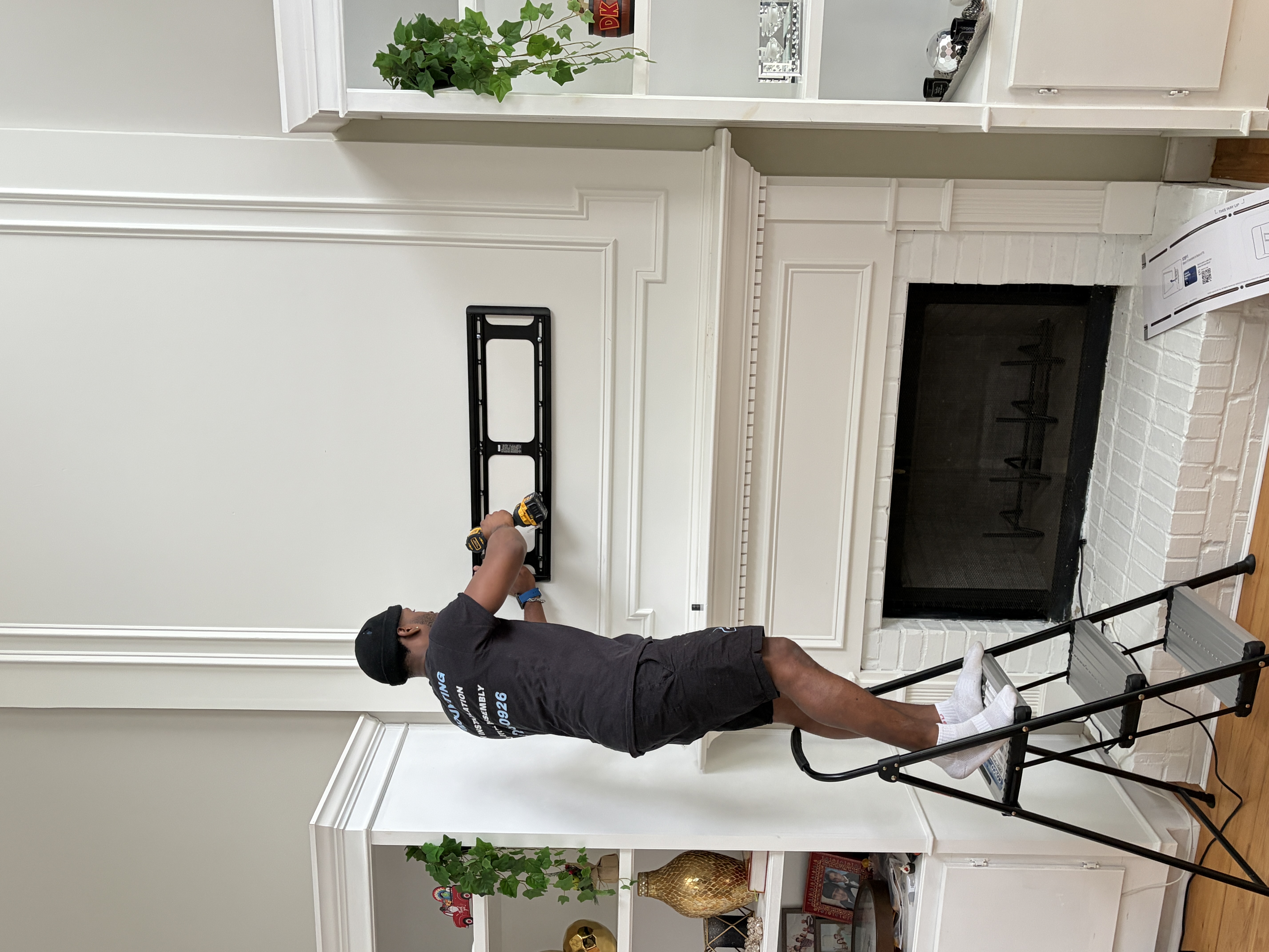 Perfectly wall-mounted TV in a modern living room
